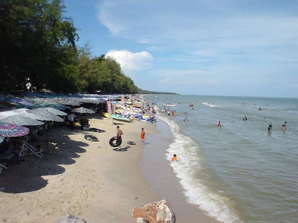 Cha-am: het strand van Cha-am met parasols