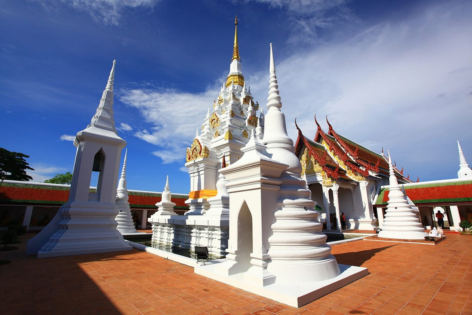 Chaiya: witte chedi’s van Wat Phra Borommathat Chaiya