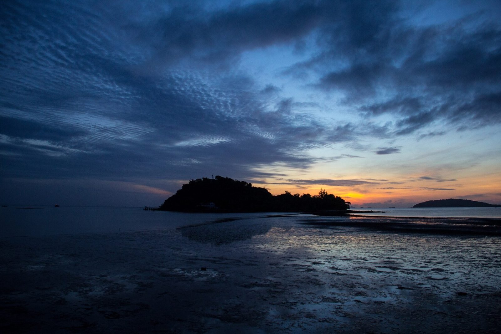 Chumphon: zonsondergang met een klein eiland voor de kust bij Chumphon