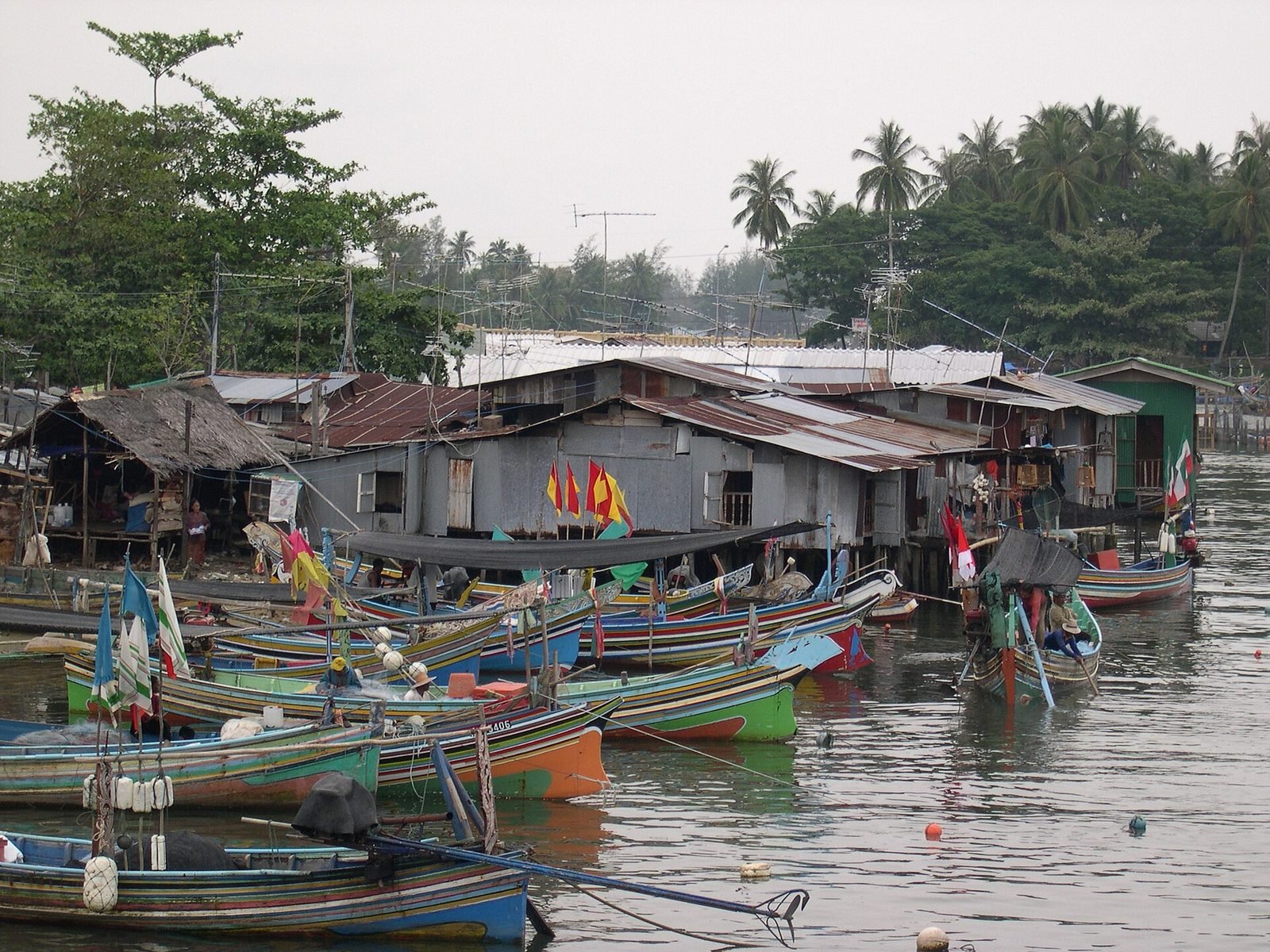 Narathiwat: vissersboten in een vissersdorp bij Narathiwat