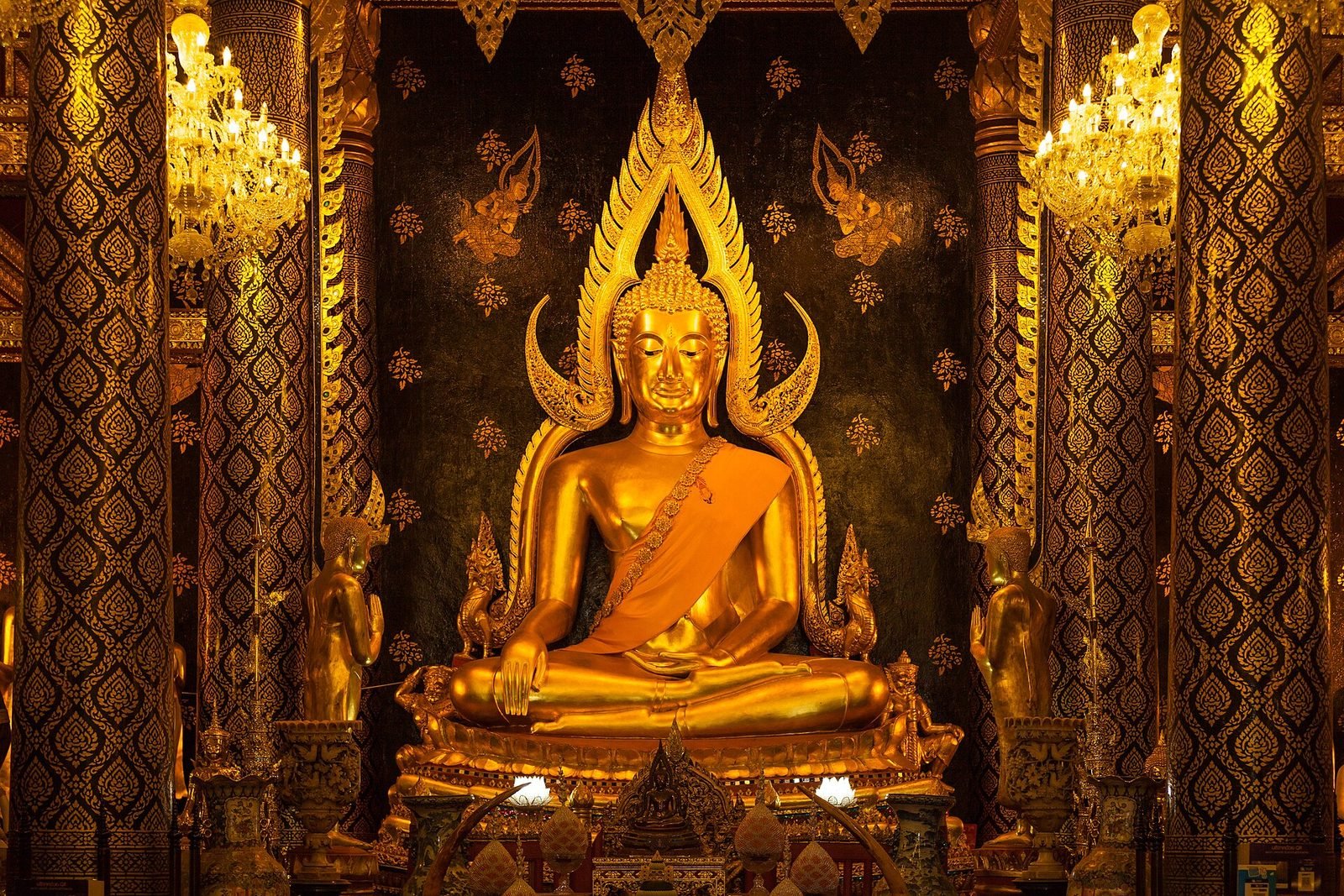 Phitsanulok: het beroemde Boeddhabeeld Phra Phuttha Chinnarat in Wat Phra Si Rattana Mahathat