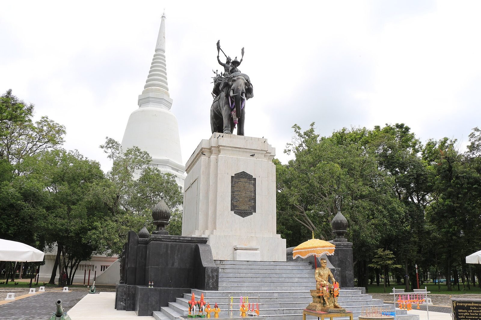Suphan Buri: het Don Chedi-monument met standbeeld van koning Naresuan