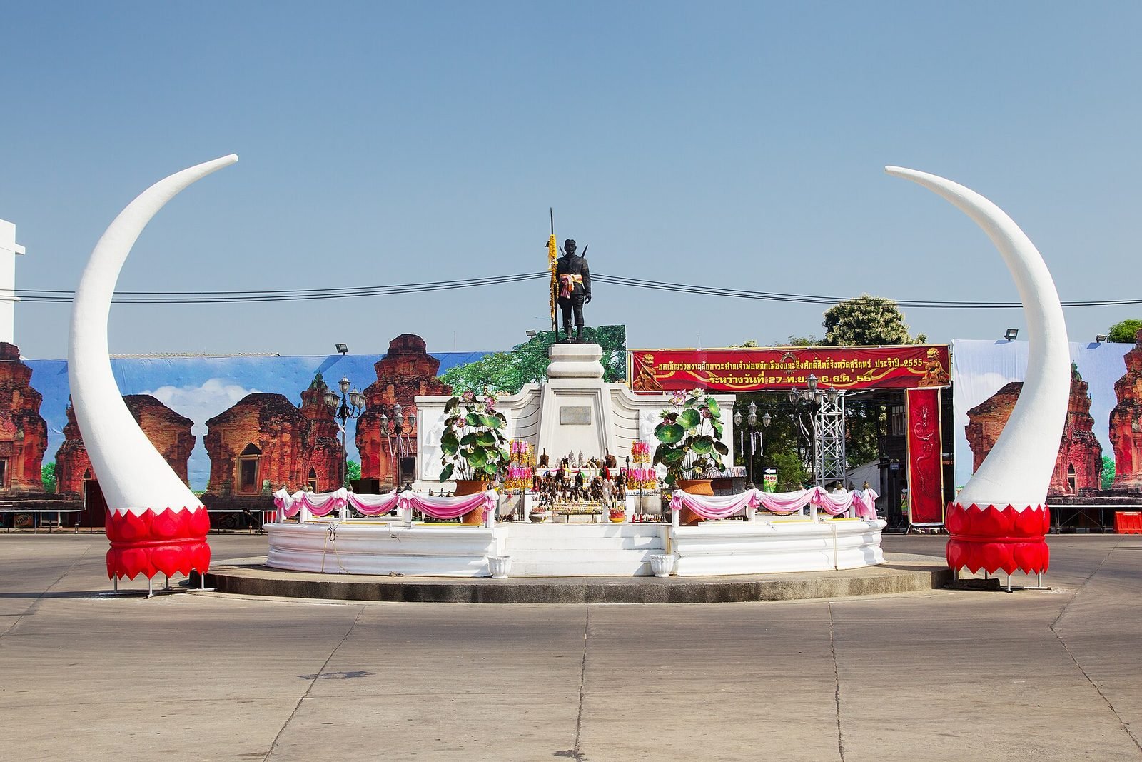 Surin: het monument met olifantsslagtanden in Surin