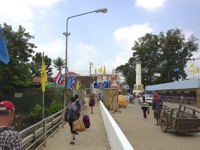 Aranyaprathet: voetgangers bij de Thaise grensovergang in Aranyaprathet