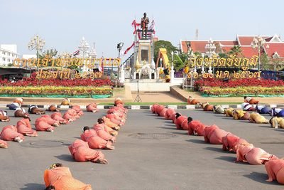 Chaiyaphum: het stadscentrum van Chaiyaphum met monument en bloemen