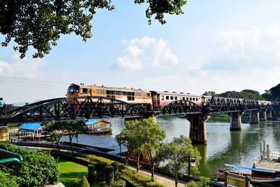 Kanchanaburi: een trein over de spoorbrug over de Kwai
