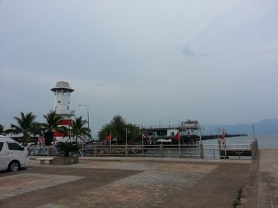 Laem Ngop: de pier en de vuurtoren van Laem Ngop