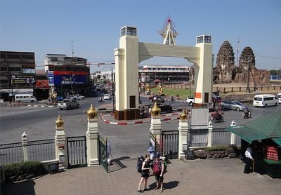 Lopburi: poort en Khmer-torens in het centrum van Lopburi