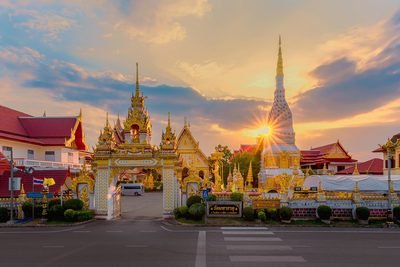 Nakhon Phanom: Wat Phra That Phanom bij zonsondergang