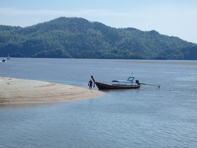 Pak Bara: een longtailboot op het strand bij Pak Bara