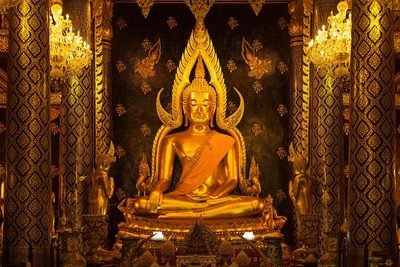 Phitsanulok: het beroemde Boeddhabeeld Phra Phuttha Chinnarat in Wat Phra Si Rattana Mahathat