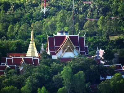 Phrae: Wat Phra That Cho Hae op de heuvel bij Phrae