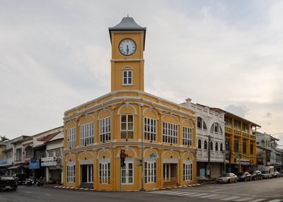 Phuket-stad: het gele klokgebouw van de gemeente in Phuket-stad