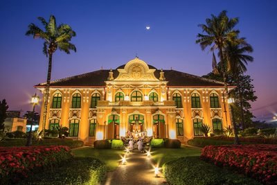Prachin Buri: het historische Abhaibhubejhr-gebouw in Prachin Buri, verlicht in de schemering
