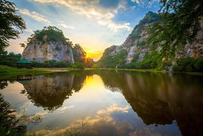 Ratchaburi: het Khao Ngu-steenpark bij zonsondergang met weerspiegeling in het water