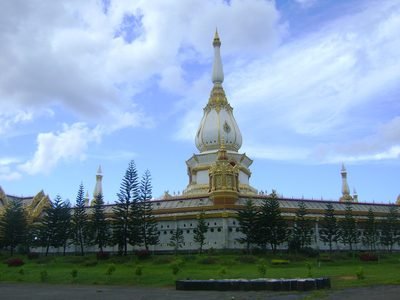 Roi Et: de Phra Maha Chedi Chai Mongkol bij Roi Et