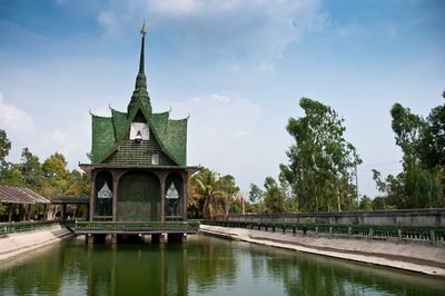 Si Sa Ket: de tempel van een miljoen flessen (Wat Pa Maha Chedi Kaew) aan het water