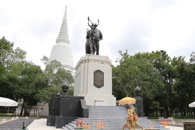 Suphan Buri: het Don Chedi-monument met standbeeld van koning Naresuan