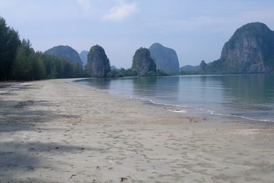 Trang: strand en kalksteenrotsen bij Trang