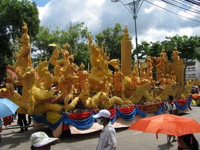 Ubon Ratchathani: een versierde waskaars tijdens het kaarsenfestival van Ubon Ratchathani