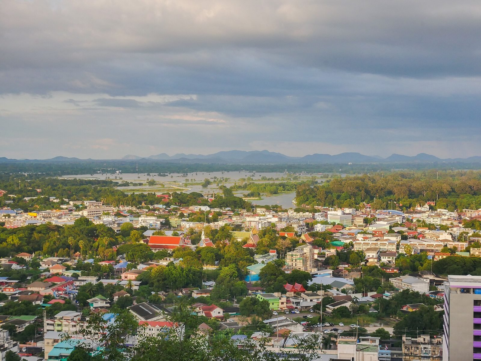 Uthai Thani: uitzicht over de stad Uthai Thani vanaf een heuvel